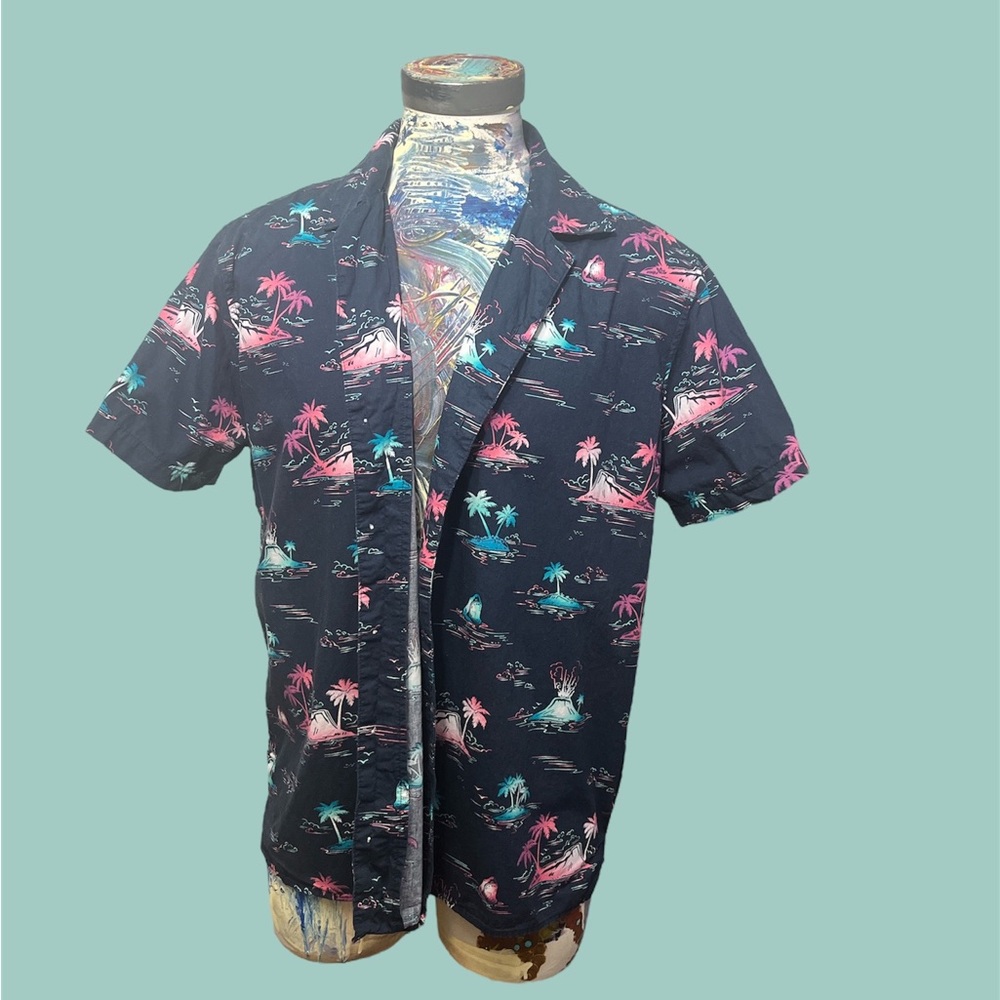 Original Use Volcano Shark Button Up Short sleeve Men’s Shirt. Size XL